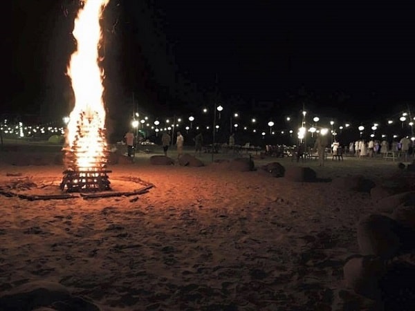 Hoạt động đốt lửa trại độc đáo trên bãi biển