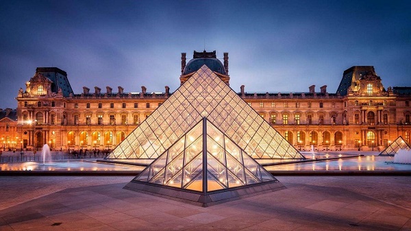 Bảo tàng Louvre với kiến trúc kim tự tháp