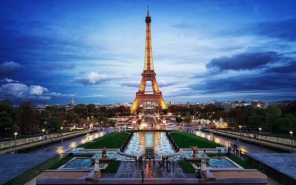 Tháp Eiffel là biểu tượng của Pháp