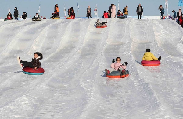 Tới Trung Quốc mùa đông bạn sẽ được tham gia các hoạt động trượt băng thú vị