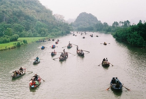 Để vào chùa Hương, du khách phải đi thuyền qua sông