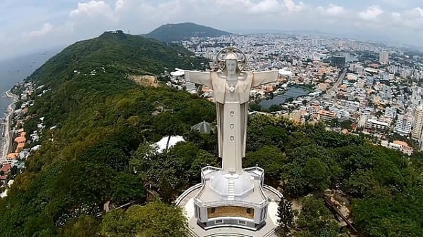 Bức tượng có thể xem như một phiên bản tương tự tại thành phố Rio de Janeiro của Brazil