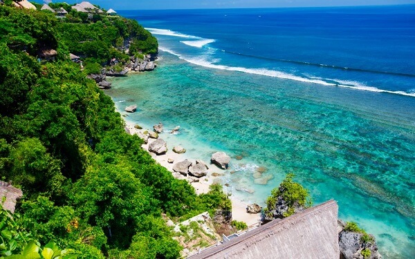Tắm biển bãi biển Padang Padang khi du lịch Bali
