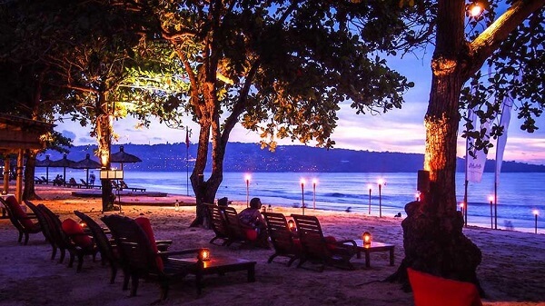 Khung cảnh bãi biển lãng mạn Jimbaran về đêm
