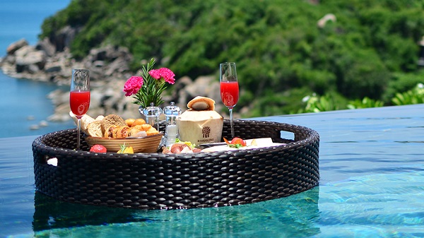 Những bức hình Floating Breakfast tuyệt đẹp trên bể bơi