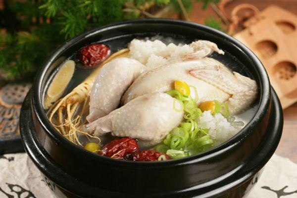 Gà tần sâm Samgyetang – món ăn hấp dẫn đầy bổ dưỡng cho tour du lịch Hàn Quốc 5 ngày 4 đêm