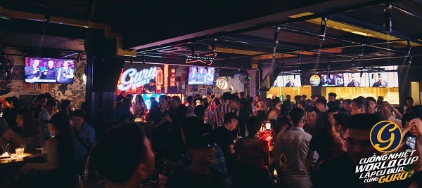 Không khí sôi động tại các quán bar ở Nha Trang