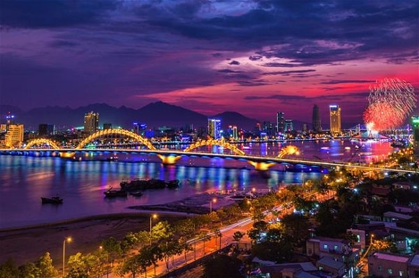 Khung cảnh Đà Nẵng về đêm tại cầu rồng